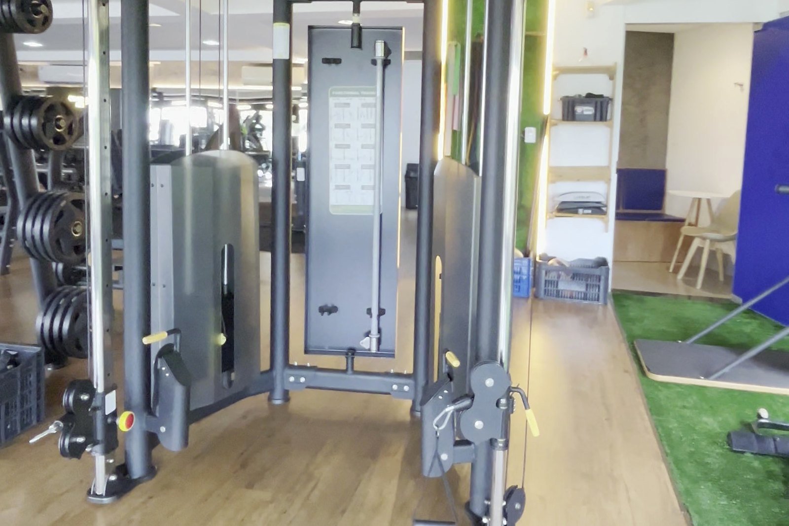 Salão de musculação com aparelhos alinhados