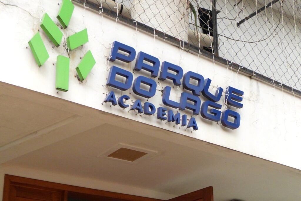 Fachada da Parque do Lago Academia, com o logo sobre a entrada